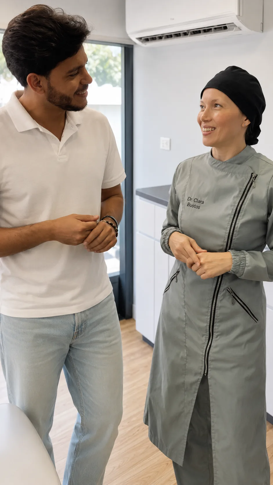Dra. Clara Bustos conversando con un paciente en el consultorio